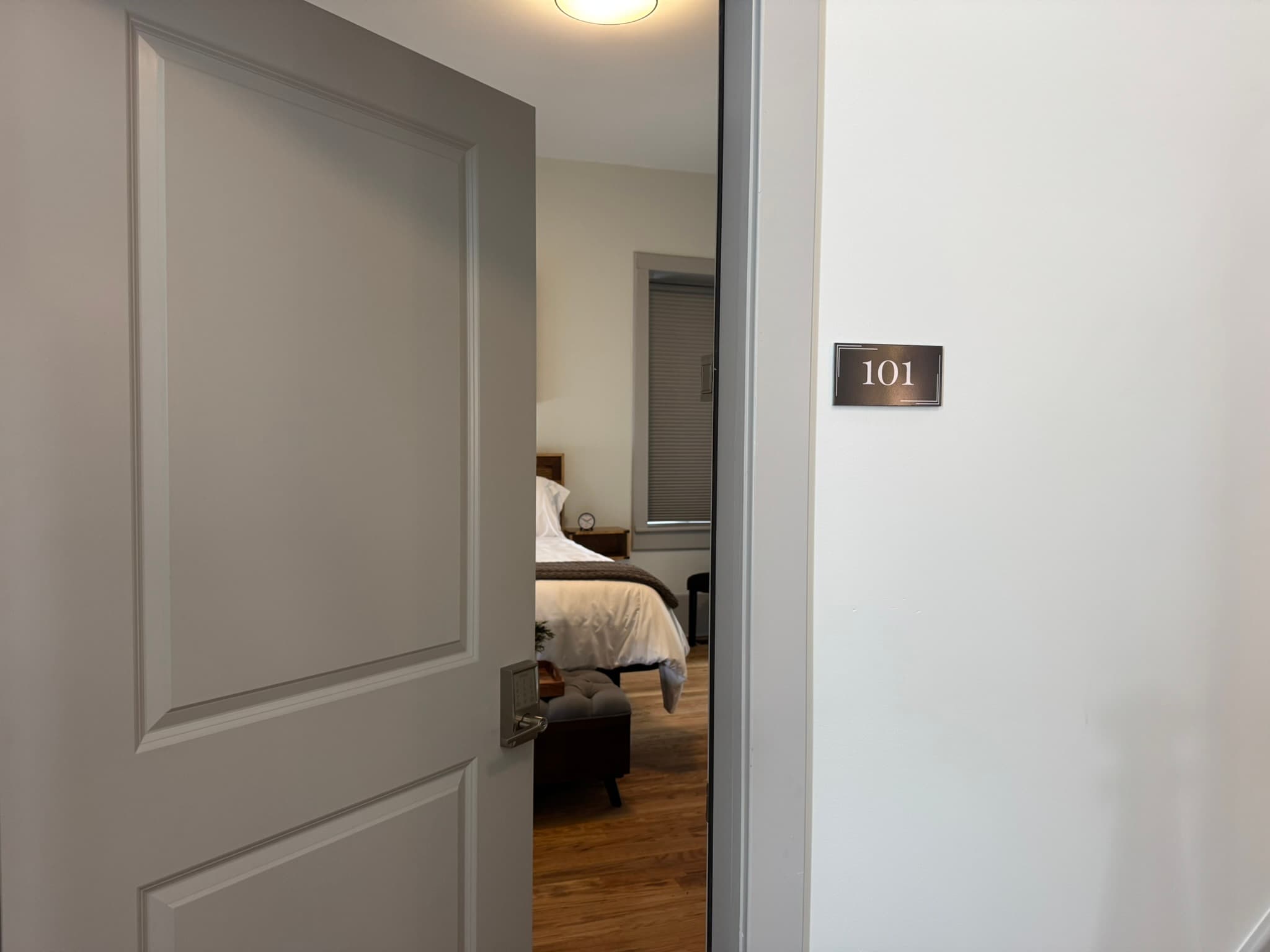 Image of room 101 focused on the queen bed