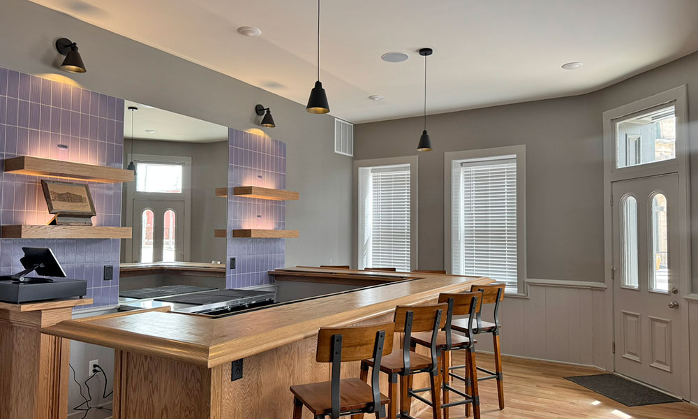 402 on Main bar up close